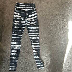 Striped Leggings - Black and White with pattern